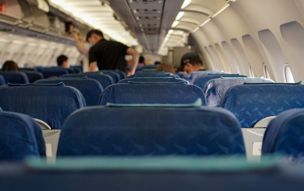 足のにおいが気になる飛行機での長時間移動の対策は？